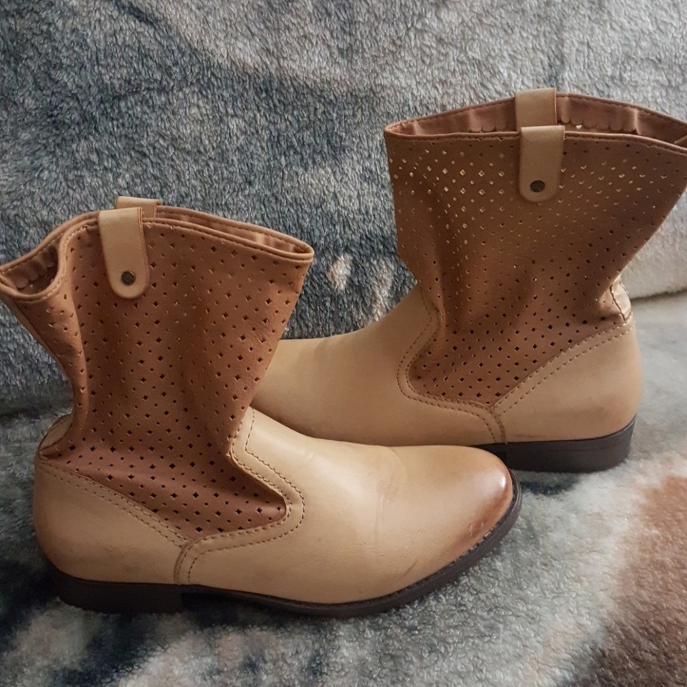 Cute boots for any season!👢